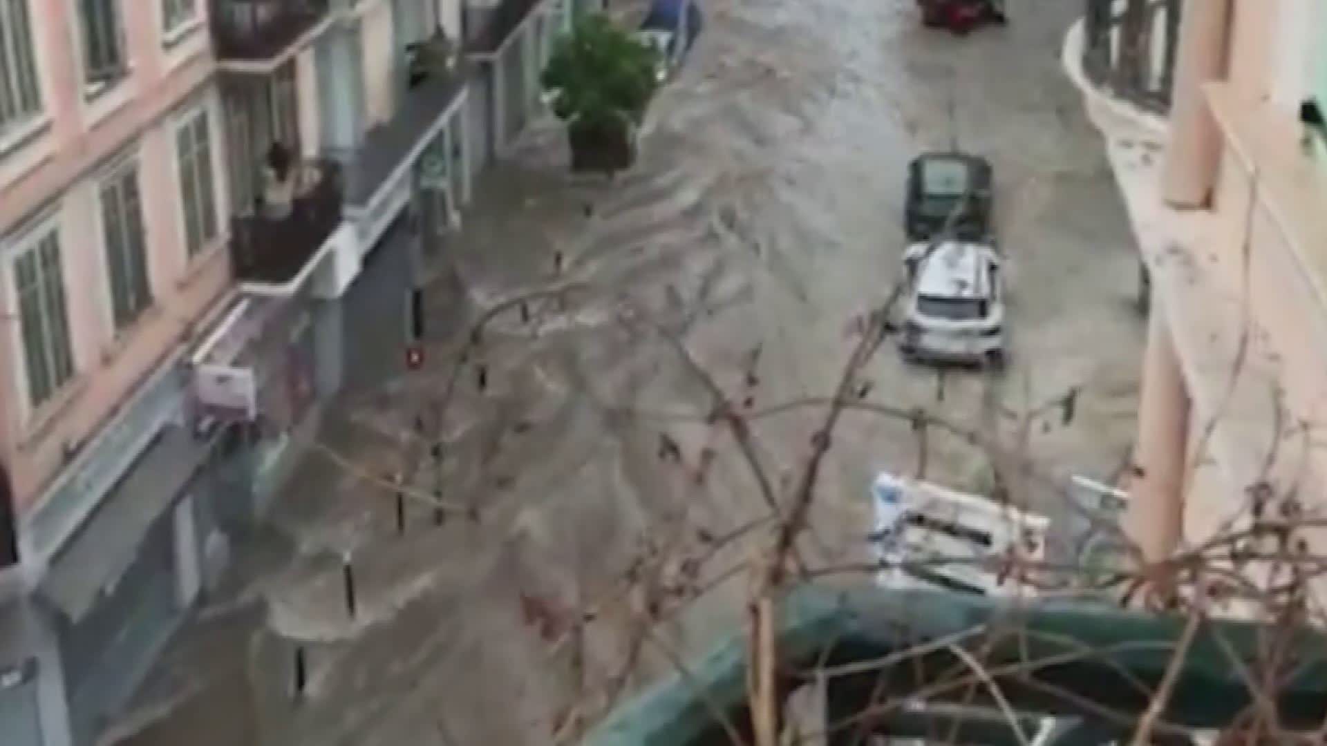 Maltempo: le immagini choc della bomba d'acqua a Cannes. Allagamenti anche a Sanremo