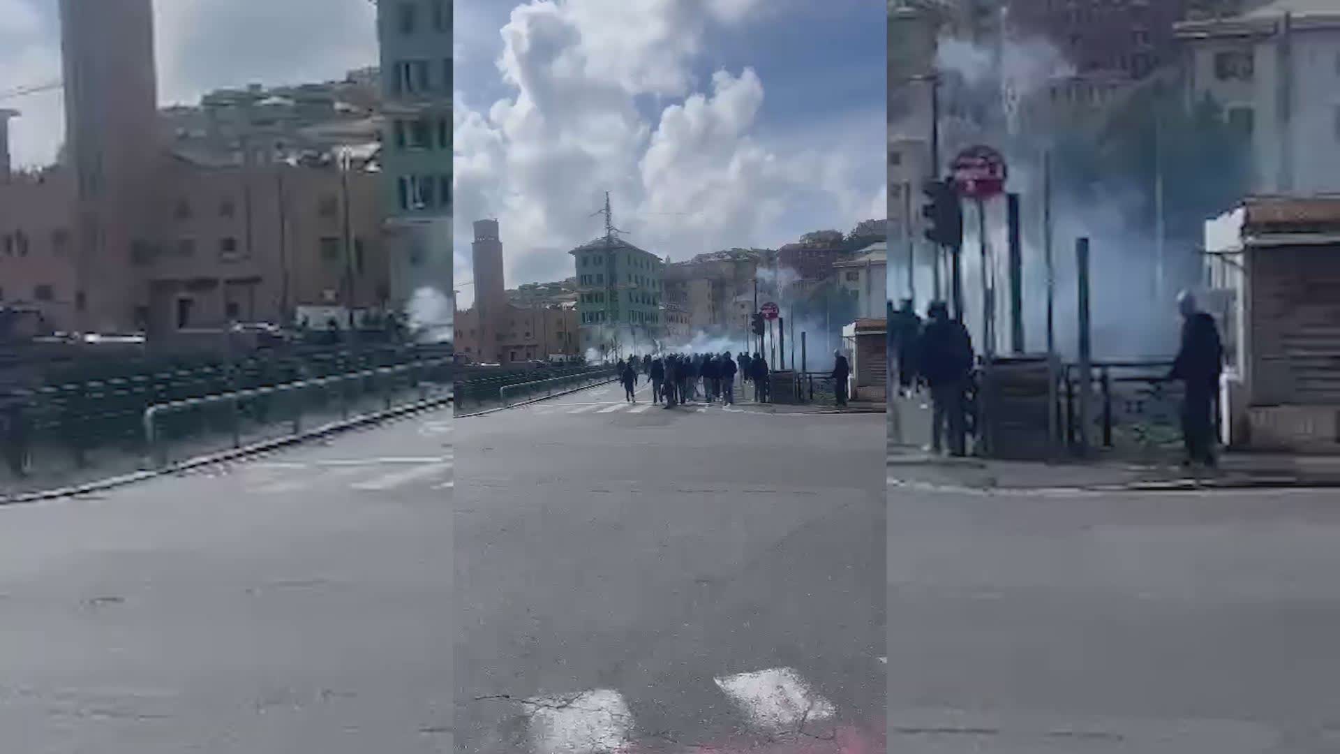Derby, battaglia a Marassi: gli ultrà di Genoa e Sampdoria si sfidano sul ponte Serra, feriti tre poliziotti
