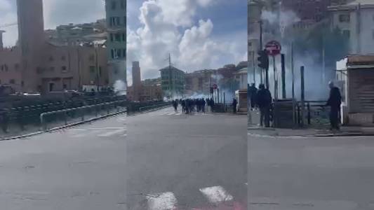 Derby, battaglia a Marassi: gli ultrà di Genoa e Sampdoria si sfidano sul ponte Serra, feriti tre poliziotti