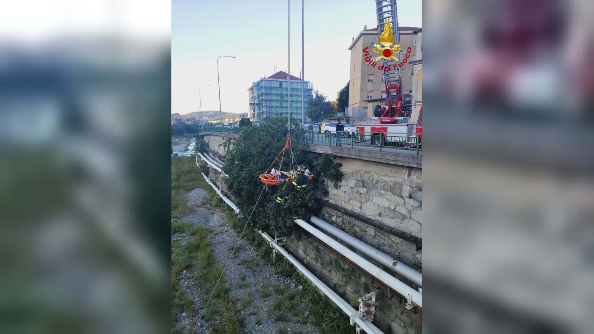 Genova Bolzaneto, uomo cade nel greto del Polcevera dal ponte San Francesco