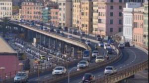 Genova, disagi in Sopraelevata verso ponente: incidente all'altezza di Dinegro