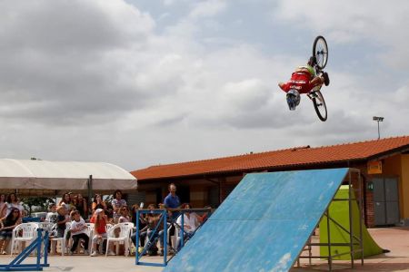 Benvenuti in Liguria fa rotta sul mare di Finale con le evoluzioni del biker Diego Donadonibus 