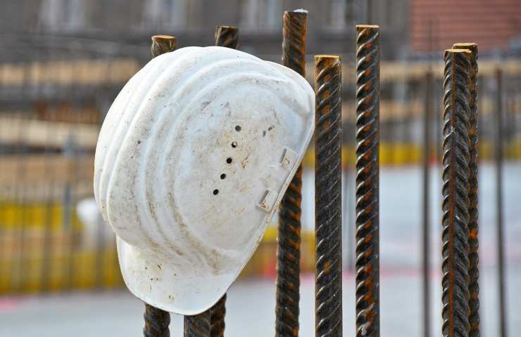 Genova, operaio precipita da 10 metri d'altezza da un cantiere in val Polcevera: intubato, è in gravi condizioni