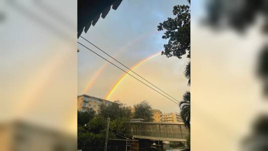 Genova, dopo la pioggia spunta in cielo un arcobaleno spettacolare