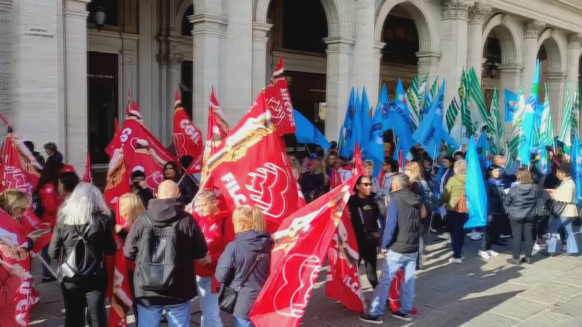Taglio agli stipendi e ore decurtate: a Genova presidio dei lavoratori delle imprese di pulizia nella sanità
