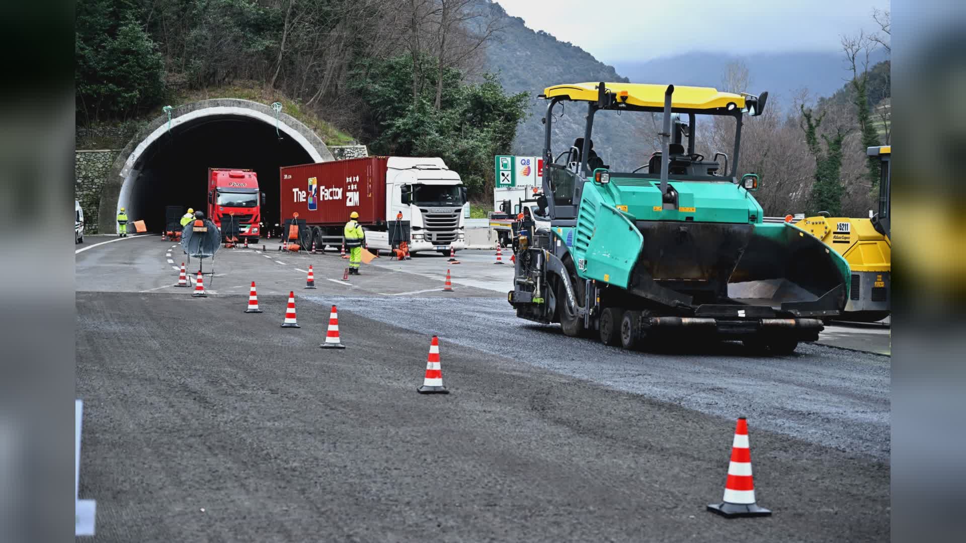 Materiale esplosivo in A26: fatto brillare dagli artificieri l'ordigno trovato in galleria, autostrada riaperta