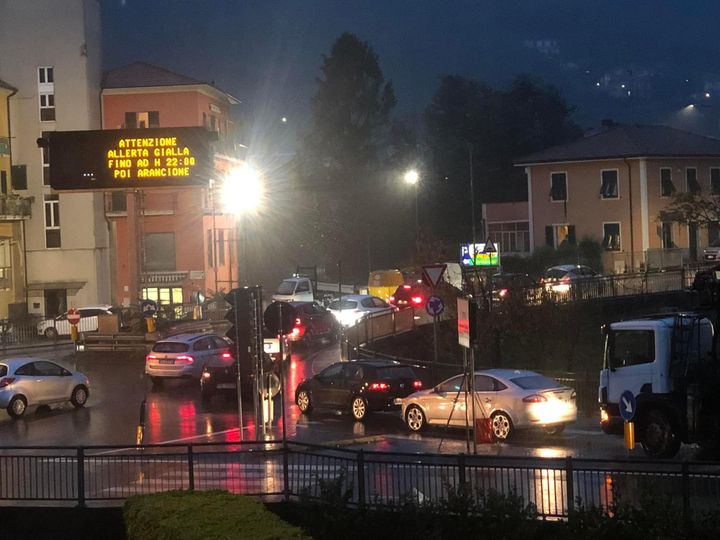 Maltempo in Liguria, albero caduto a Carasco: strada statale 225 chiusa e traffico bloccato