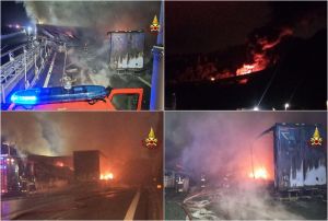 Inferno di fuoco in A26 , tir invade la carreggiata e ne scontra un altro. Tre feriti. In mattinata riaperta autostrada (VIDEO)