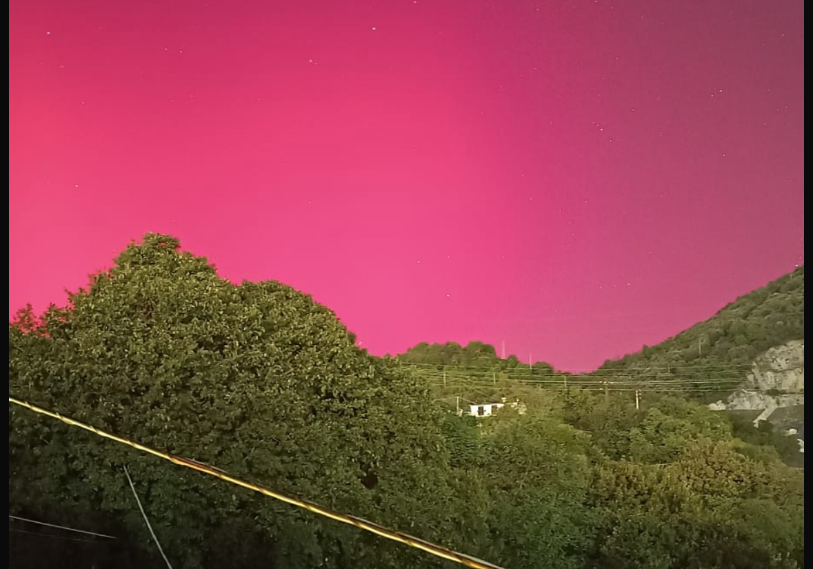 Genova, l’aurora boreale tinge di rosso il cielo della Liguria