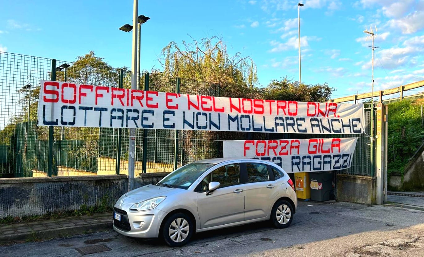 Genoa, i tifosi caricano: “Forza Gila e forza ragazzi”. Stop per Miretti