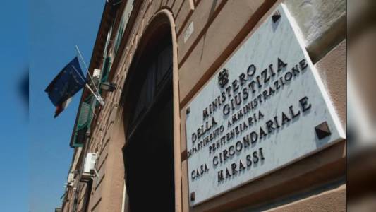 Genova, emergenza carceri: detenuto prende a bastonate agenti, un poliziotto in ospedale