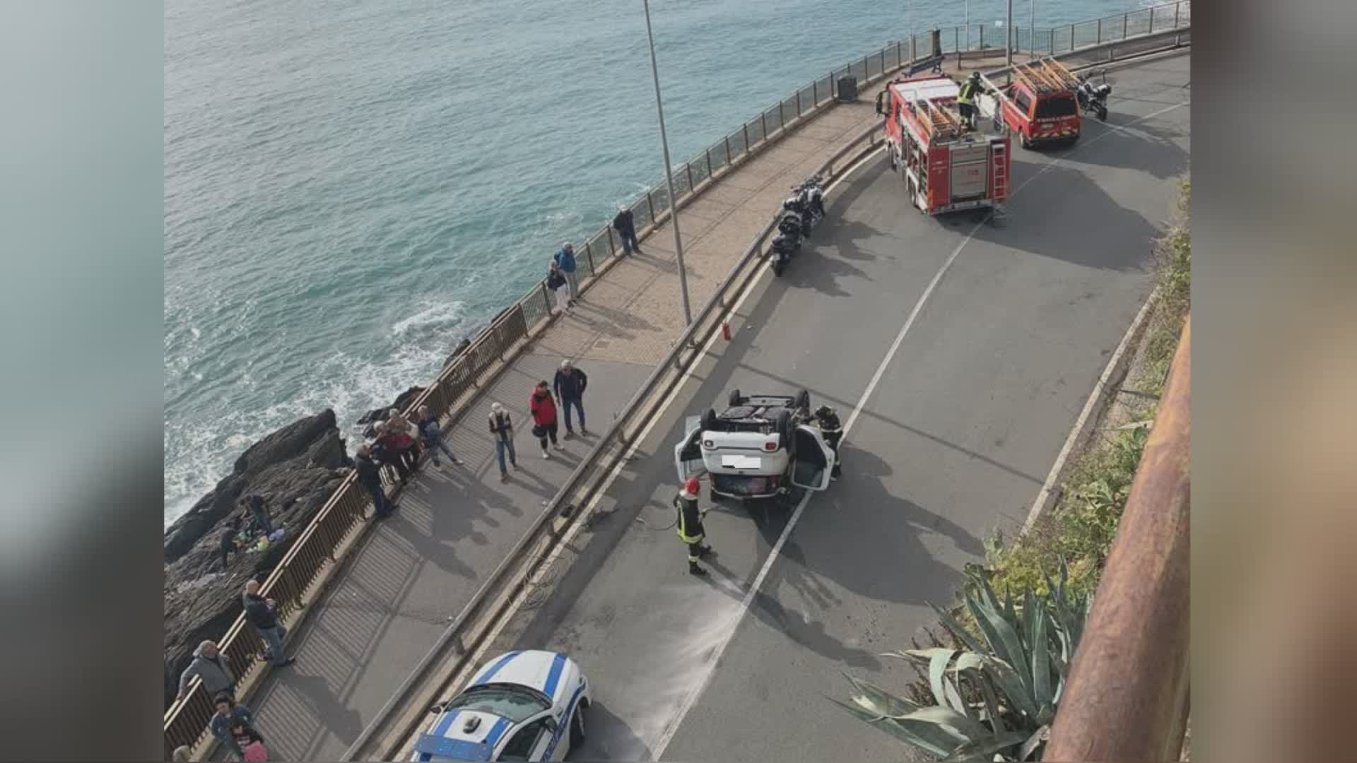 Genova, auto si cappotta sull'Aurelia a Crevari: ferita una donna