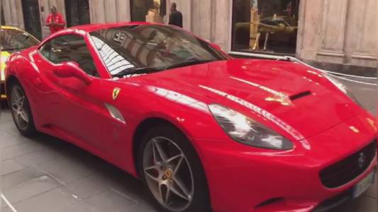 Genova: fuoriserie in via Roma e galleria Mazzini per il raduno dello Scuderia Ferrari Club di Portofino