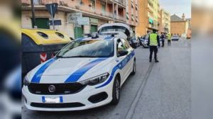 Genova, non si ferma all'alt e investe agente della polizia locale: arrestato pirata della strada 