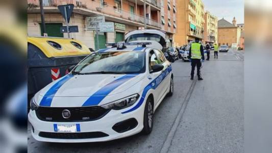 Genova, non si ferma all'alt e investe agente della polizia locale: arrestato pirata della strada 