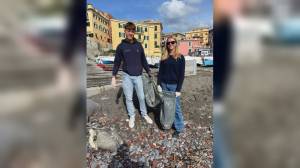 Genova, il "grazie" dei residenti di Sturla ai ragazzi spazzini