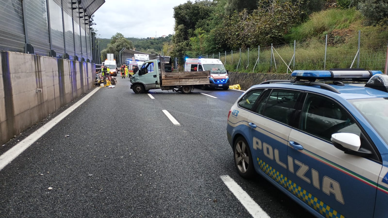 Camion ribaltato in A10, muore un operaio. Tratto chiuso per ore tra Arenzano e Varazze, riaperto attorno alle 13