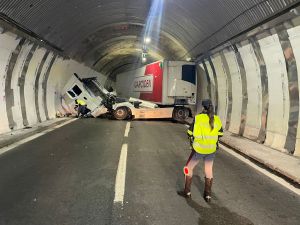 Incidente in A10, camion incastrato in galleria tra Celle Ligure e Varazze. Tratto riaperto