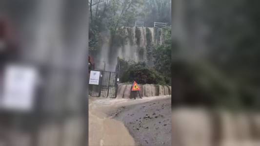 Bogliasco, cascata d'acqua al campo di allenamento della Sampdoria