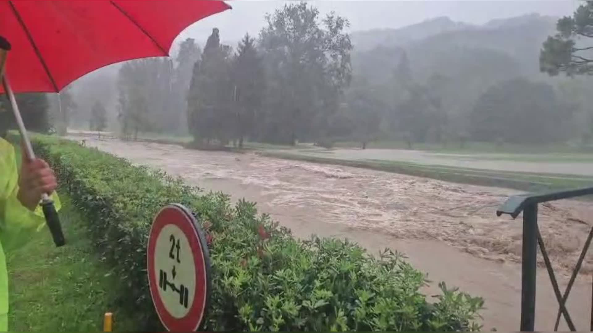 Rapallo, l'acqua e il fango travolgono anche il campo da golf