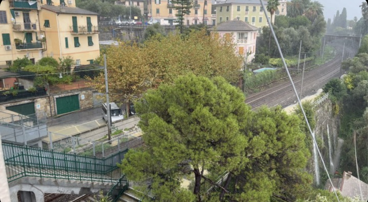 Maltempo, frana a Pieve Ligure: disagi sulla linea ferroviaria  Genova -  La Spezia