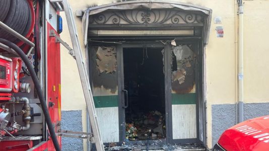 Genova, incendio in via Fereggiano: densa colonna di fumo da un negozio. Diversi intossicati