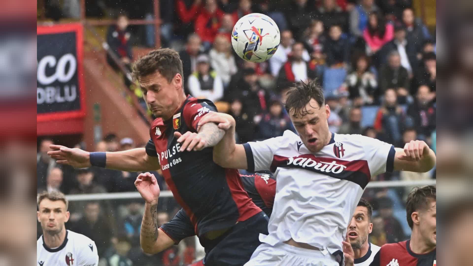 Genoa ancora vivo, Bologna rimontato con la doppietta di Pinamonti: 2-2 al Ferraris. Esposti striscioni contro Blazquez