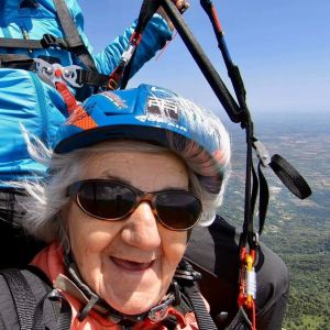 Giuseppina da Campomorone a 81 anni in volo con il parapendio 