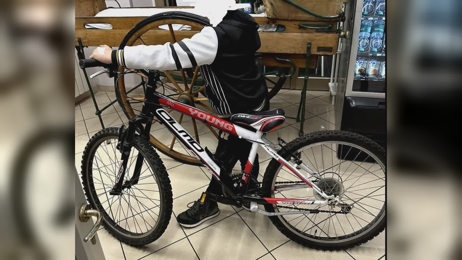 Genova, bici rubata a un bambino malato: papà di un'altra bimba gliene regala una nuova