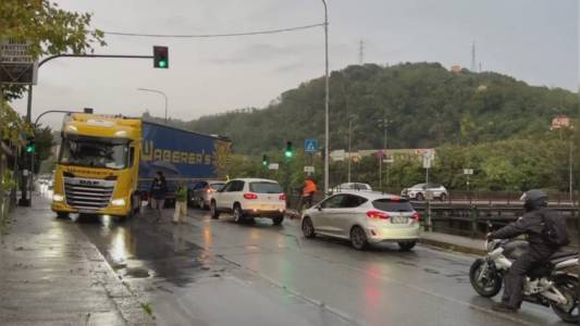 Genova, tir incastrato sotto il voltino a San Quirico: traffico in tilt