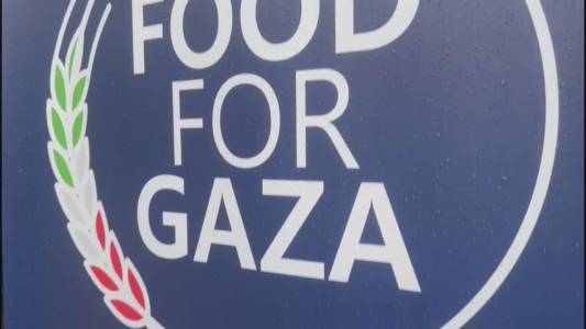 Genova, il ministro Tajani consegna le chiavi del primo tir di "Food for Gaza"