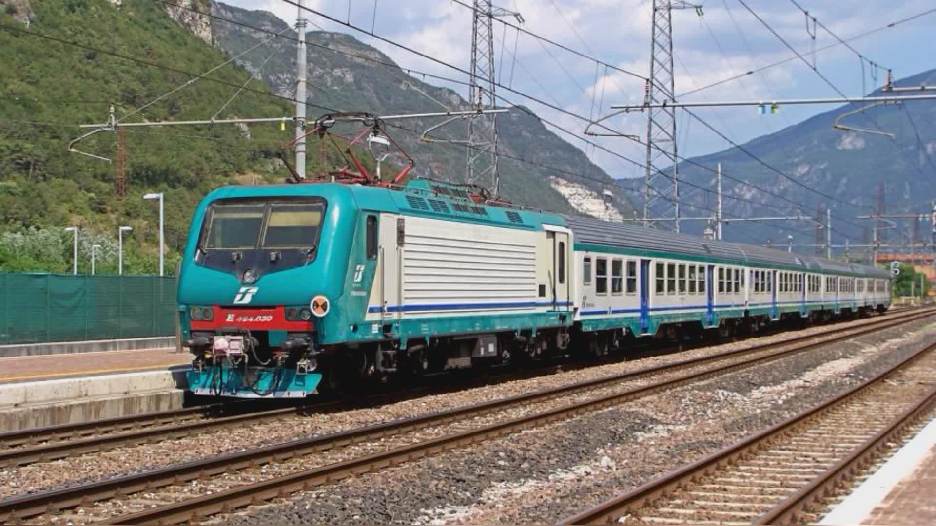 Maltempo in Liguria, frane sulla ferrovia Savona-Torino: treni deviati