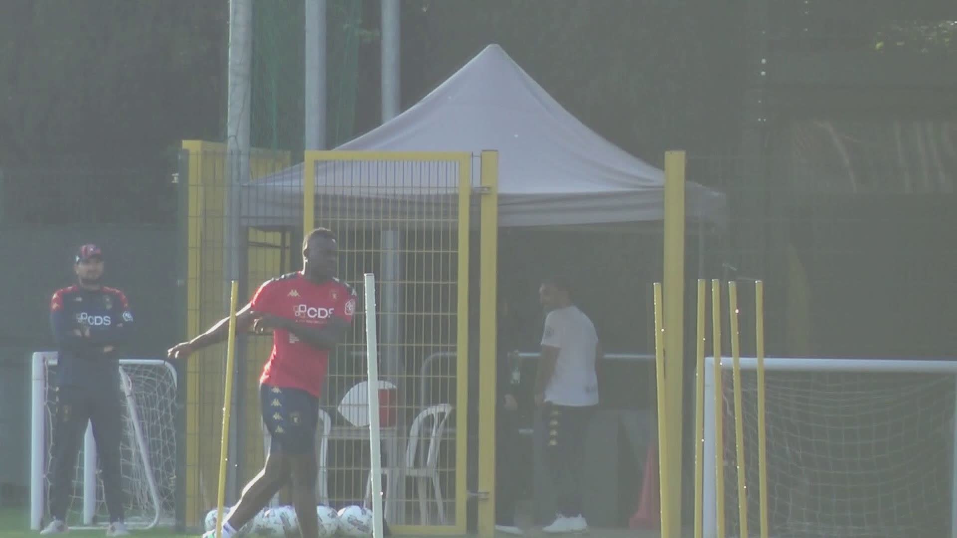 Genoa, l'arrivo di Balotelli a Pegli e il primo allenamento in campo