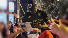 Genoa, bagno di folla per Balotelli alla presentazione della terza maglia