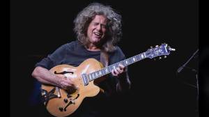 Musica: Pat Metheny, il mago della chitarra, incanta un Carlo Felice gremito