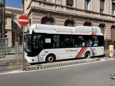 Genova, scontro tra auto e bus in via XX Settembre: 4 persone ferite 