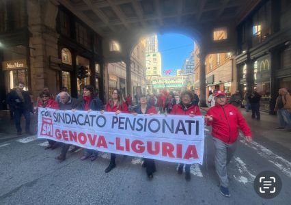 Genova: pensionati in corteo davanti alla Prefettura per chiedere assegni adeguati, traffico in tilt