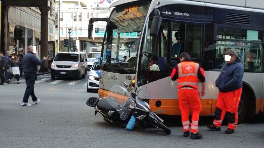 Genova, incidente in via XX settembre: scooterista ferito