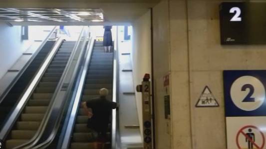 Genova: presidente dei gip derubata alla stazione col trucco delle monetine, denunciati due egiziani, uno minorenne