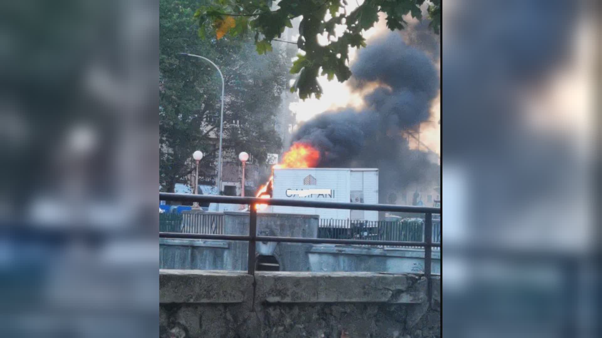 Genova, camion a fuoco sul ponte Campanella di Staglieno