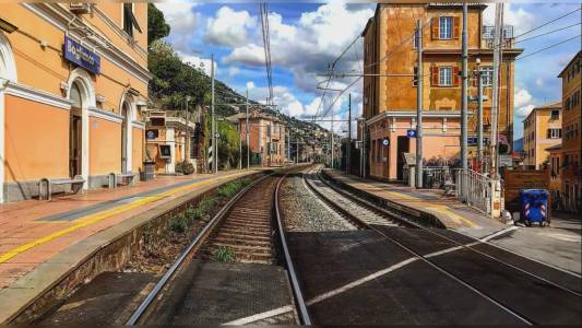 Bogliasco: auto "intrappolata" nel passaggio a livello, traffico ferroviario interrotto per mezz'ora