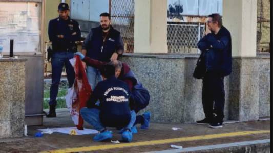 Genova: capotreno accoltellato, resta in carcere il feritore. Il gip: "Aveva già aggredito un altro uomo in treno, pericoloso lasciarlo libero"