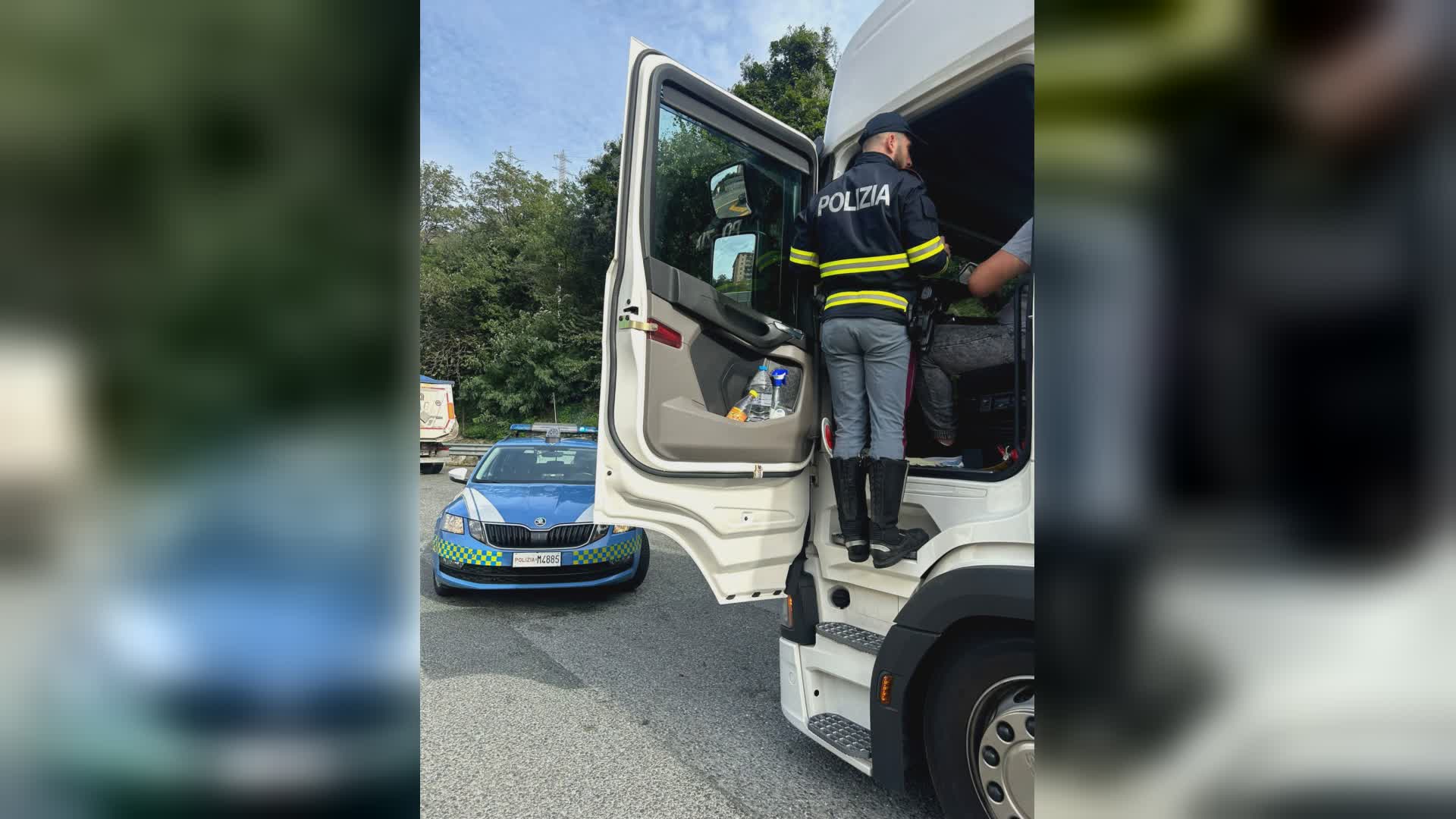 Viaggiava in autostrada su camion senza riposare e con patente scaduta: sanzionato autista turco