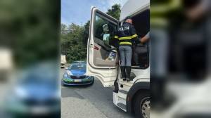 Viaggiava in autostrada su camion senza riposare e con patente scaduta: sanzionato autista turco