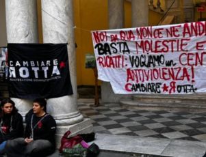 Molestie in università, studentesse si incatenano davanti al rettorato di Genova: "Vogliamo lo sportello antiviolenza"