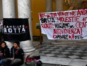 Molestie in università, studentesse si incatenano davanti al rettorato di Genova: "Vogliamo lo sportello antiviolenza"