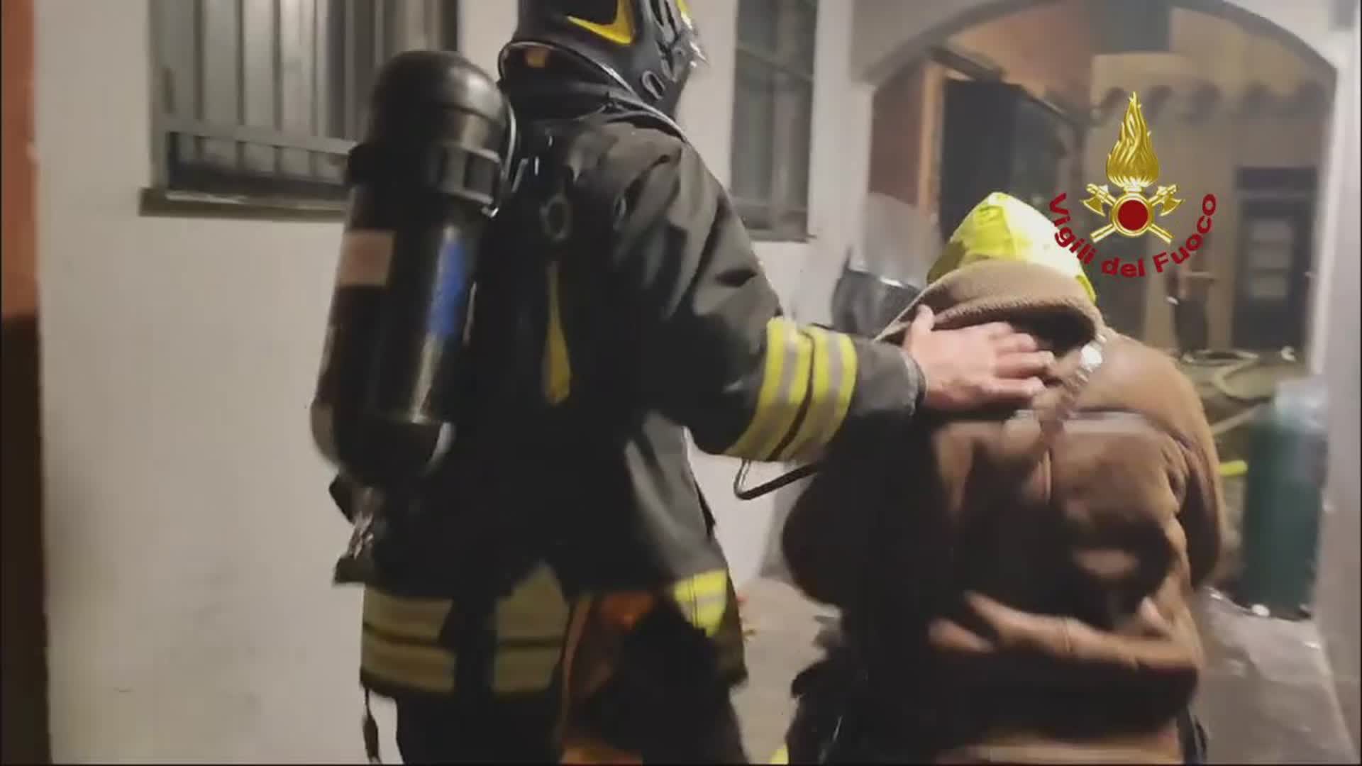 Genova, incendio nella notte in una palazzina del centro storico: una famiglia sfollata