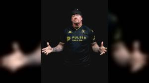 Genoa, anche l'ex wrestler Undertaker indossa la terza maglia nera e oro