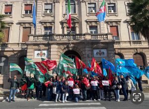 Genova, presidio e assemblea degli addetti alle pulizie della sanità pubblica davanti al San Martino 