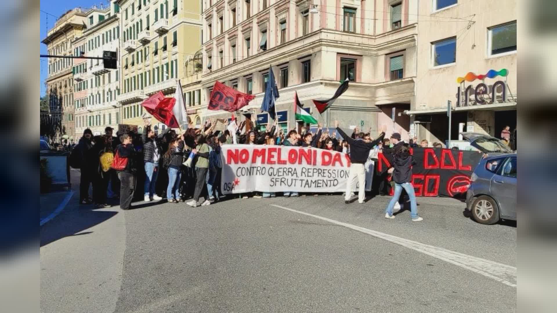 Genova: corteo studentesco pro Palestina e contro la Meloni, traffico paralizzato in centro